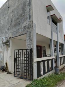 un edificio con una puerta delante de él en MyKost Palupuh Valley Syariah, en Bogor