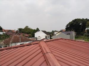 un groupe de toits avec des maisons en arrière-plan dans l'établissement MyKost Palupuh Valley Syariah, à Bogor