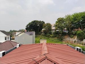 茂物的住宿－MyKost Palupuh Valley Syariah，从房子屋顶上欣赏美景