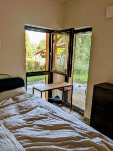 1 dormitorio con cama, mesa y ventana en Auszeit im Schwarzwald en Schönwald