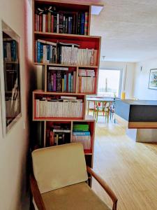 una sala de estar con una estantería llena de libros en Auszeit im Schwarzwald en Schönwald