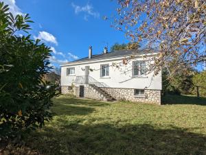 a white house on a grassy yard at Clef Secrète in Amboise