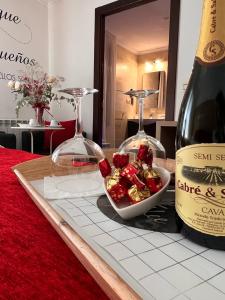einen Tisch mit zwei Weingläsern und eine Schüssel Rosen in der Unterkunft Casa Blanco Conde in Laza + 37 Fotos