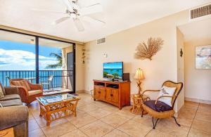 ein Wohnzimmer mit Meerblick in der Unterkunft Kihei Beach Resort 410 in Kihei