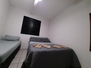 2 posti letto in una camera con 2 asciugamani sul letto di LA12-Bertioga, Próximo ao SESC, Riviera, Vista Linda, Indaiá a Bertioga