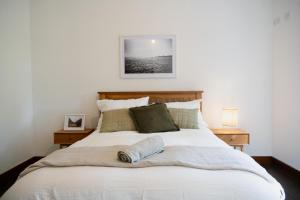 sypialnia z dużym białym łóżkiem z 2 lampami w obiekcie Rossmore House w mieście Monaghan