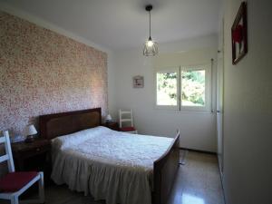 Schlafzimmer mit einem Bett und einem Fenster in der Unterkunft Apartamento Llançà, 2 dormitorios, 4 personas - ES-228-72 in Llança