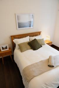 Uma cama ou camas num quarto em Rossmore House