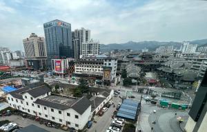 Una ciudad con muchos edificios y una calle en Zhangjiajie ViVi Boutique Hotel, en Zhangjiajie