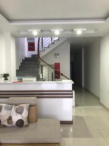 sala de estar con sofá y escalera en SHILLA HOTEL, en Hai Phong