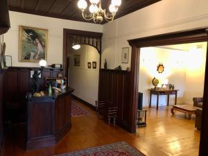 uma sala de estar com pisos em madeira e um lustre em Lorelei Bed & Breakfast em Portland