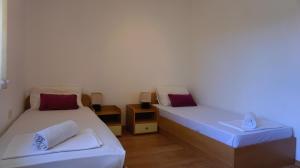 SokolovoにあるВила Нолан с басейн - Villa Nolan with private poolのベッド2台とナイトスタンド付きの部屋 +32枚の写真