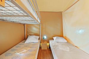 2 stapelbedden in een kleine kamer met: bij Camping Le Damier in Pianottoli-Caldarello