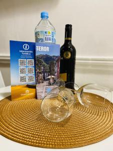 a pair of glasses and a bottle of wine at Vacacionales Vegueta in Las Palmas de Gran Canaria