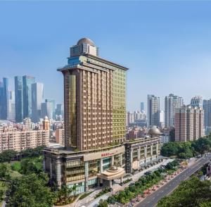 um edifício alto no meio de uma cidade em Intercity Shenzhen Futian Huanggang em Shenzhen