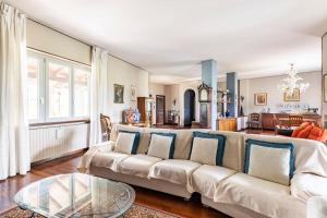 un soggiorno con divano e tavolo di Villa Germana a Castenedolo