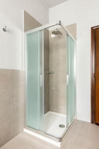 een douche met een glazen deur in de badkamer bij Villa Germana in Castenedolo