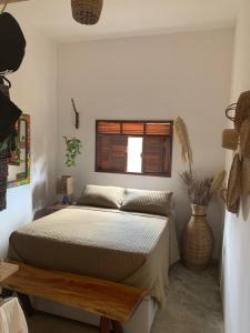 Schlafzimmer mit einem Bett und einem Fenster in der Unterkunft Cabana próximo a Gostoso na Lagoa do sal in Touros