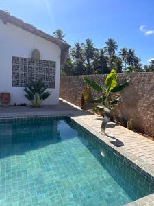 einen Pool vor einer Villa in der Unterkunft Cabana próximo a Gostoso na Lagoa do sal in Touros