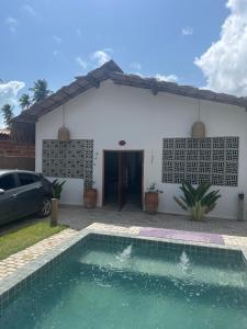 eine Villa mit einem Pool vor einem Haus in der Unterkunft Cabana próximo a Gostoso na Lagoa do sal in Touros