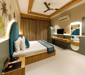A bed or beds in a room at Hotel Highway King Jaipur