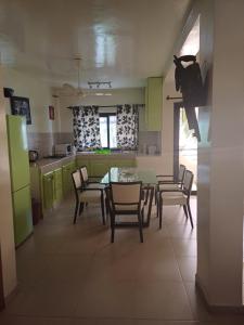 Cuisine ou kitchenette dans l'établissement Appartement "AMINA" mit Pool