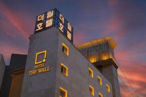 un edificio con un reloj encima en Jecheon The Wall Hotel en Jecheon