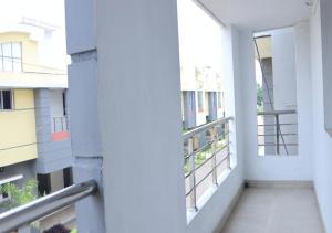 uitzicht op een balkon van een gebouw bij Pradee Queen Resorts in Tiruvallūr
