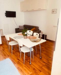 a white table and chairs in a living room at Al piccolo castelliere in Trieste