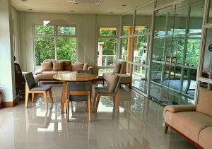uma sala de estar com mesa e cadeiras em Affordable Summer Homes with FREE Pool, Gym and Parking near Puerto Princesa Palawan Airport -T21Kunzite em Puerto Princesa