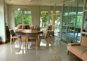 Posezení v ubytování Pet-Friendly 2BR Retreat Homes with Car & Motorbike Rentals - B2 1Kunzite
