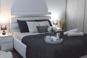 een bed met een dienblad met borden en bloemen erop bij Apartments Dijana in Zagreb