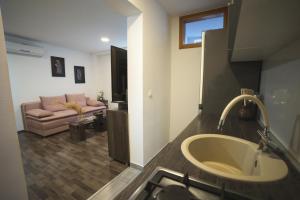 een badkamer met een wastafel en een bank in een kamer bij Apartments Dijana in Zagreb +38 foto's