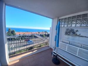 um quarto com uma grande janela com vista para o oceano em Manilva Playa em Manilva