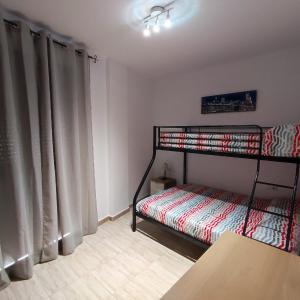 מיטה או מיטות קומותיים בחדר ב-Apartamento Cruces