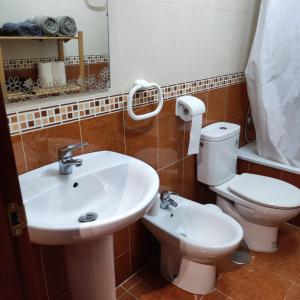 bagno con lavandino e servizi igienici di Apartamento Cruces a El Puerto de Santa María