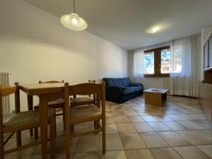 Χώρος καθιστικού στο 081 Trilocale Baldino, Pinzolo +20 φωτογραφίες