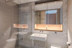 y baño con lavabo, espejo y ducha. en Zen Sanctuary - Soho - by Frankie Says, en Londres