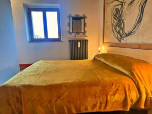 Bett in einem Zimmer mit Fenster in der Unterkunft Romantic hidden love-nest villa-Beautiful Umbria in Montecchio