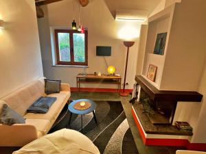 ein Wohnzimmer mit einem Sofa und einem Kamin in der Unterkunft Romantic hidden love-nest villa-Beautiful Umbria in Montecchio