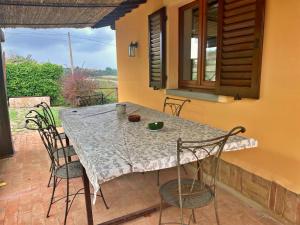 einen Tisch und Stühle auf einer Terrasse in der Unterkunft Romantic hidden love-nest villa-Beautiful Umbria in Montecchio