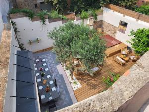 an overhead view of a patio with a table and chairs at Maison classée 5 étoiles à 3km de la mer - Wine and Kite in Torreilles