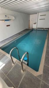 une grande piscine bleue avec 2 métaux dans l'établissement Maison classée 5 étoiles à 3km de la mer - Wine and Kite, à Torreilles