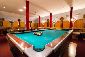 Aquamarina Hotel Visegrád内的一张台球桌