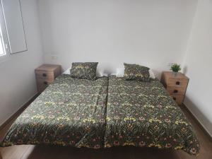 um quarto com uma cama com uma colcha colorida em HOUSE SAL Y MAR em Arrieta