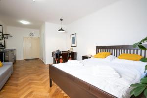 Posteľ alebo postele v izbe v ubytovaní White Wolf House Hostel & Apartments