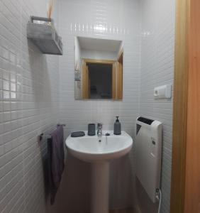Baño blanco con lavabo y espejo en Casa Majo Valdelinares VUTE-23-002 en Valdelinares