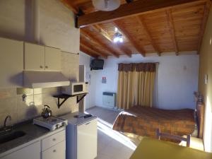 Una pequeña cocina con una cama en una habitación en Del Solar en San Rafael