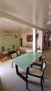 - une table en verre dans le salon avec un canapé dans l'établissement Appartement "AMINA" mit Pool, à Saly Portudal