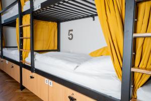 Posteľ alebo postele v izbe v ubytovaní White Wolf House Hostel & Apartments